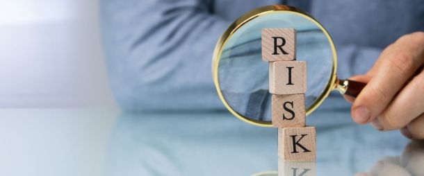 Dadi che formano la scritta "risk"