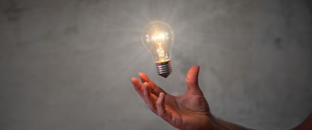 Innovazione con lampadina